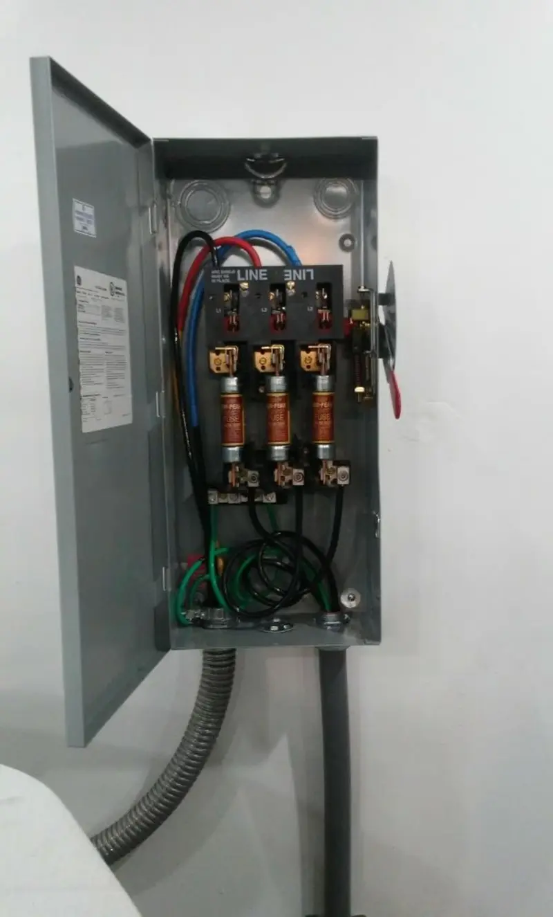 Three-phase disconnect switch installed for Smoke Detector Installation in Star